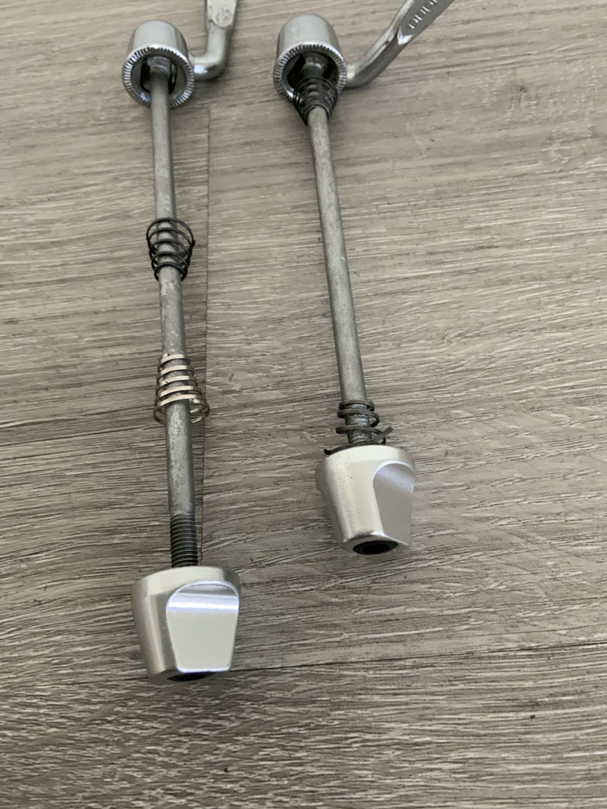 SHIMANO 600 QUICK RELEASE SKEWER SET 100-1256 MM SPACING STEEL MODEL 6207