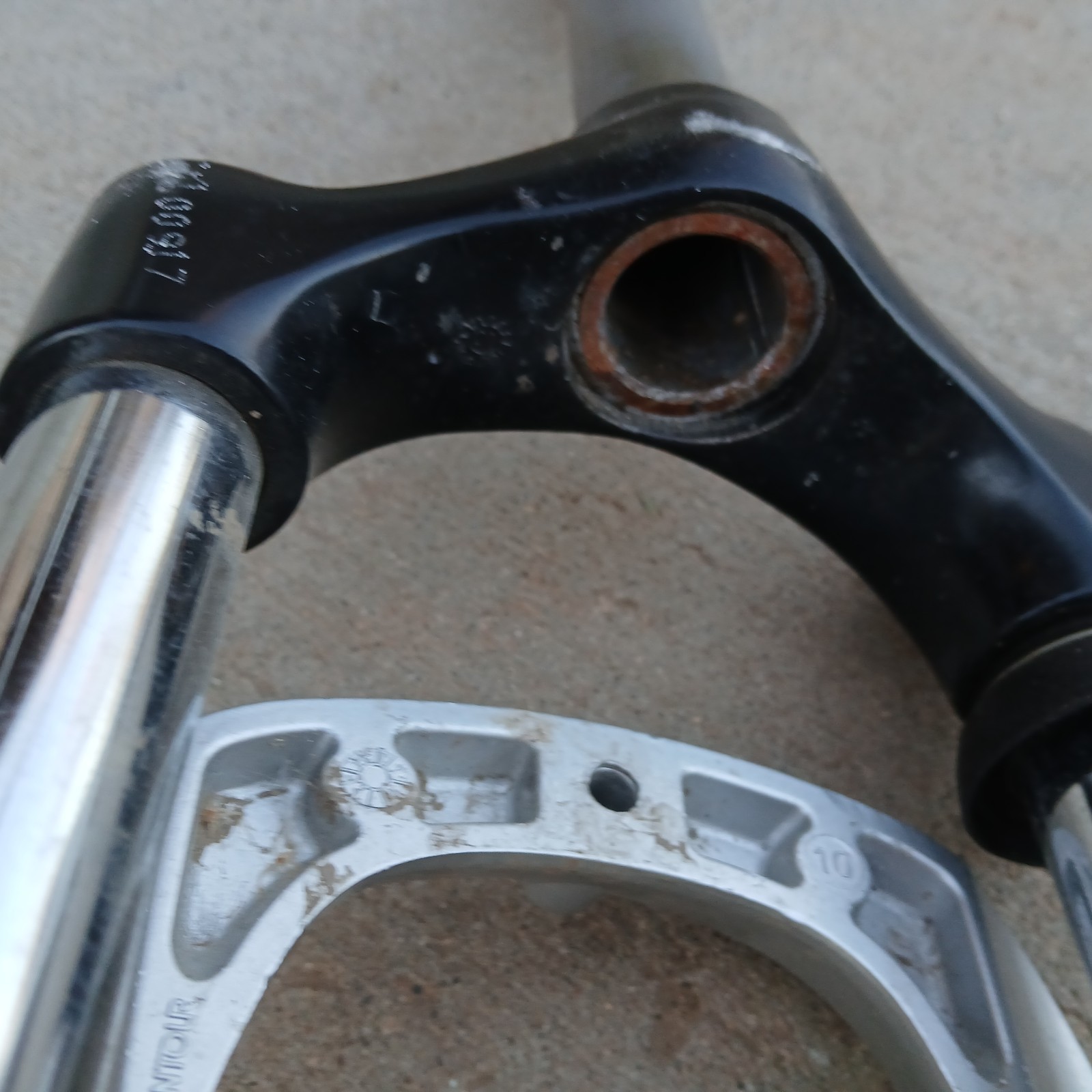 SR Suntour Suspension Fork 24.5” SF11-XCT-JR-24 from a Specialized Hotrock