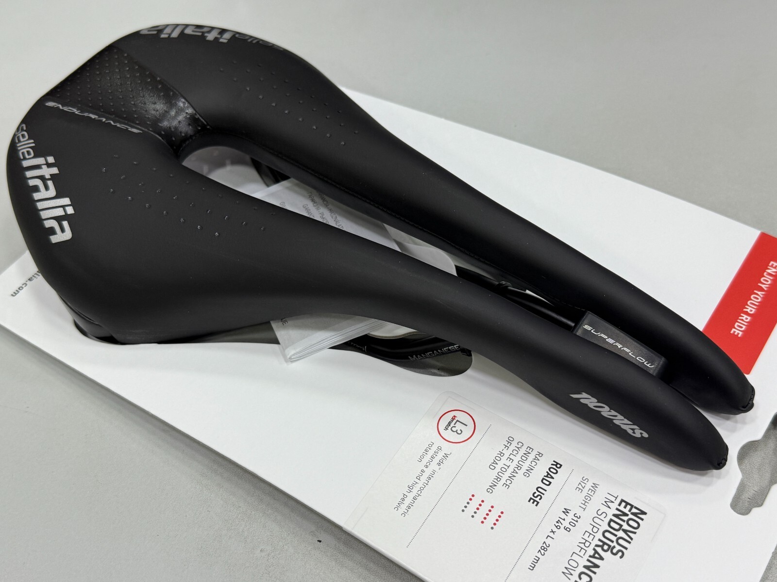 Selle Italia Novus Endurance TM Superflow Manganese Rail Saddle L3 (149x 282mm)