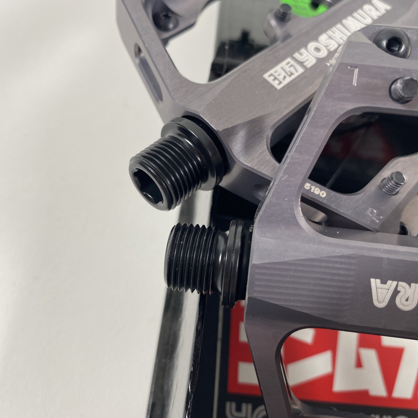 Yoshimura Cycling Chilao Pedal 9/16” F Pedal Small Gray Pewter / Black Pins