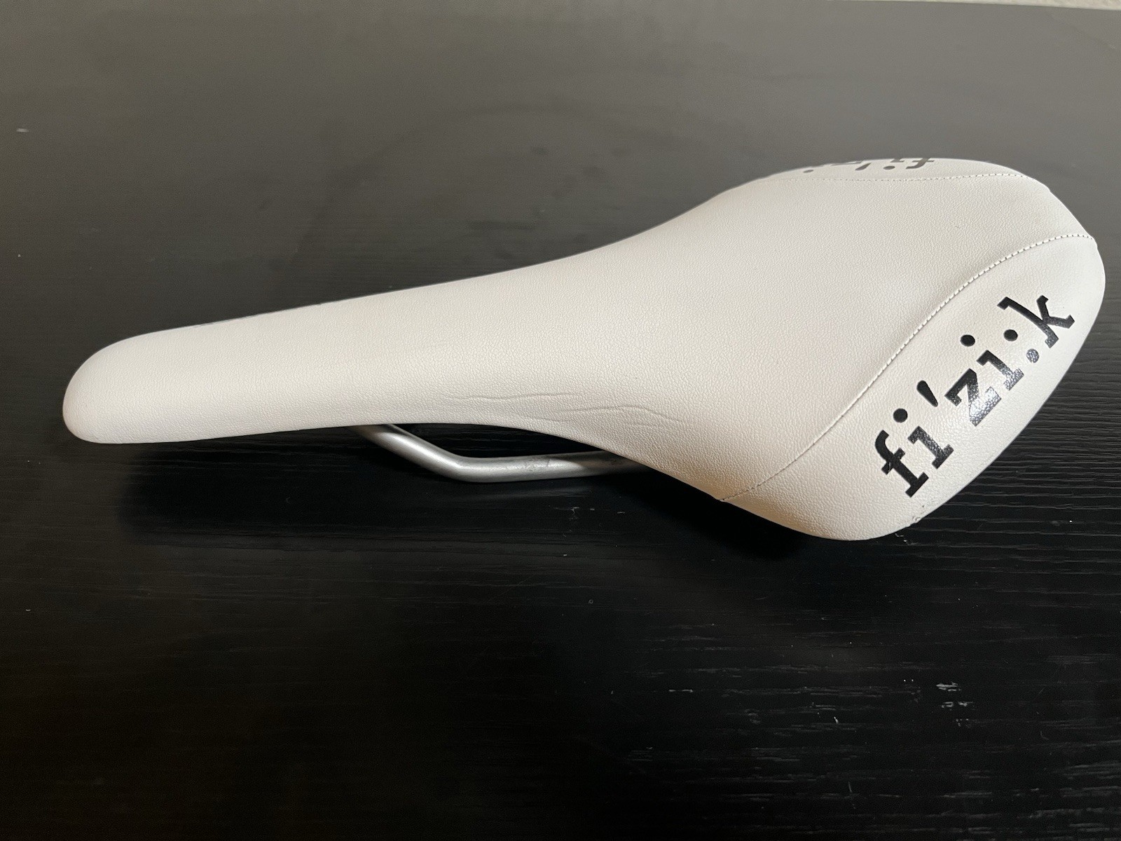fi’zi:k Antares Racing Saddle Seat White 211g