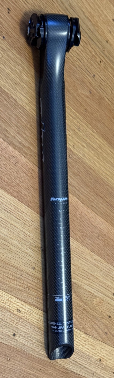 Hope 30.9mm diameter carbon seatpost, 15mm setback