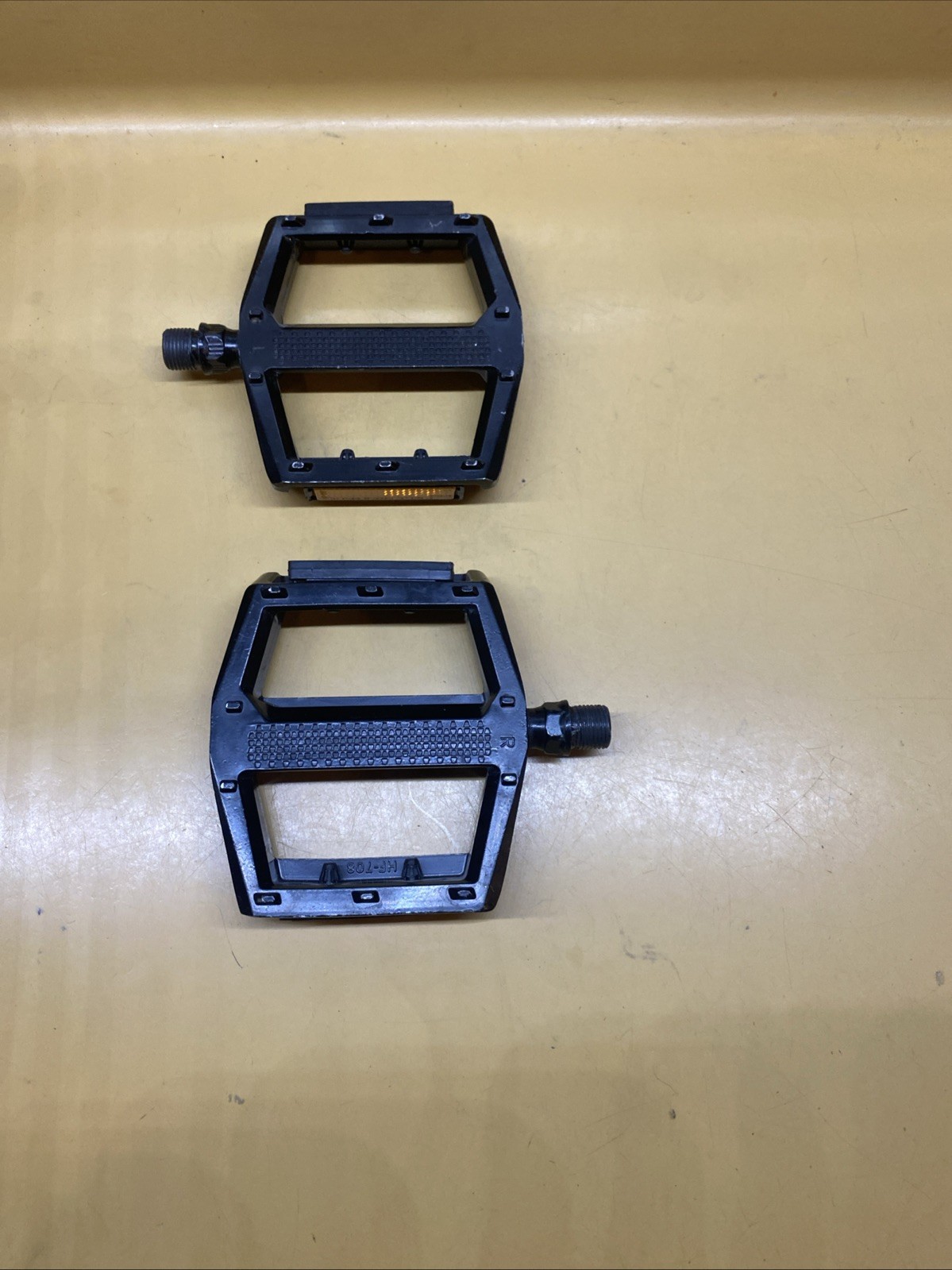 Black HF HF-708 Aluminum 9/16″ Flat / Platform Pinned MTB Pedals With Reflectors
