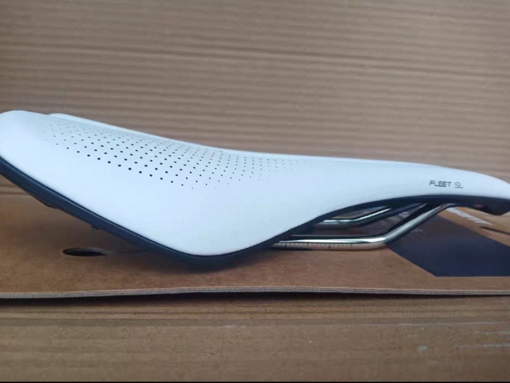 GIANT FLEET SL WHITE SADDLE 248X145MM SHORT NOSE CARBON COMPOSITE WEIGHT 222g