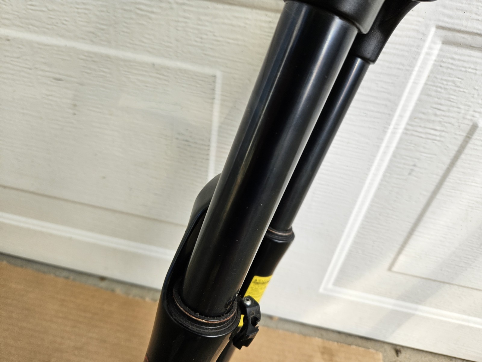 26″ Suntour Epicon 1-1/8″ Threadless Air Suspension Fork Magnesium Black