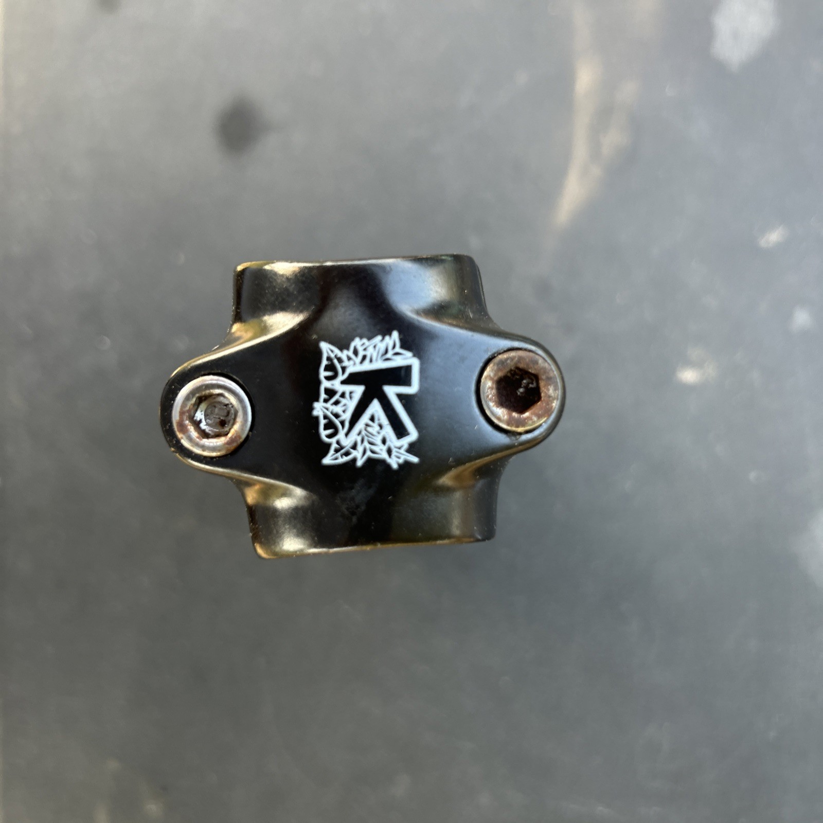 Kona 1-1/8” threadless Stem 25.4mm Kona Logo On Faceplate Black