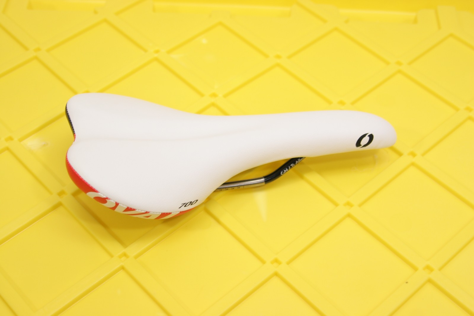 Oval Concepts 700 Saddle Relief Cutout 140x275mm CrN/Ti Rails Wht/Red 7RW