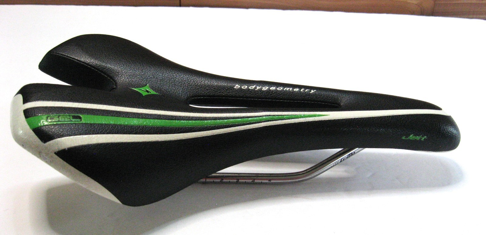 SPECIALIZED JETT BODY GEOMETRY GEL 143MM 7X7MM CARBON FIBER SADDLE BLACK