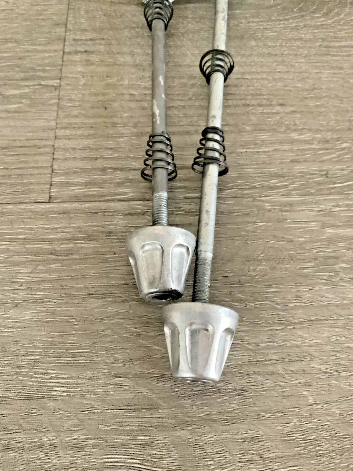 SHIMANO 600 QUICK RELEASE SKEWER SET 100-126 MM SPACING STEEL MODEL 6207