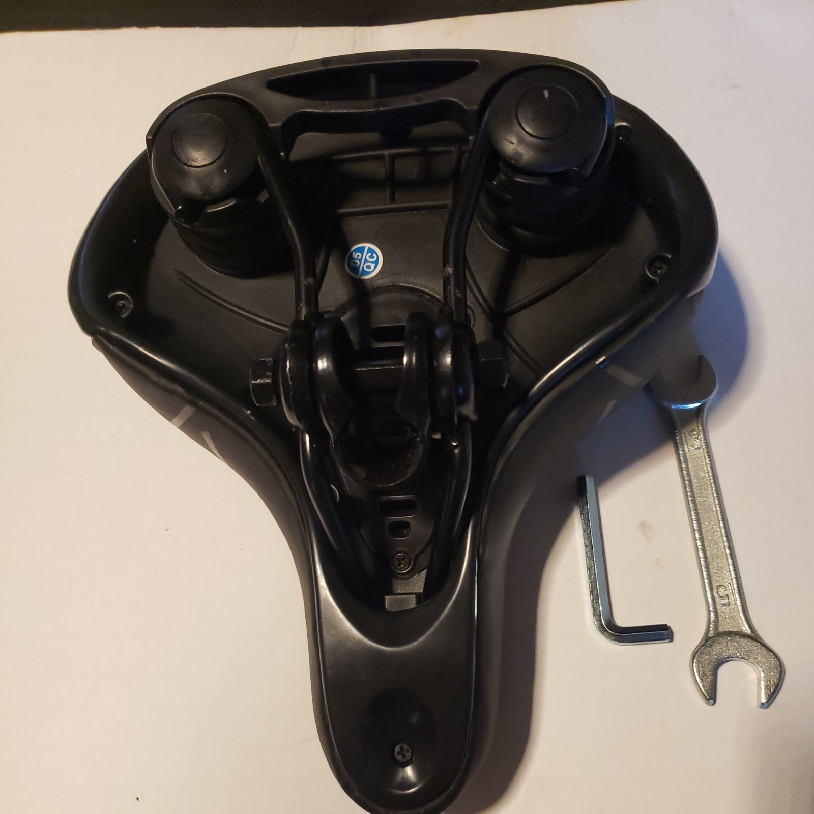 Shinetour Ventilation , Support and Active Zones Bicycle Seat w/Rain Cover