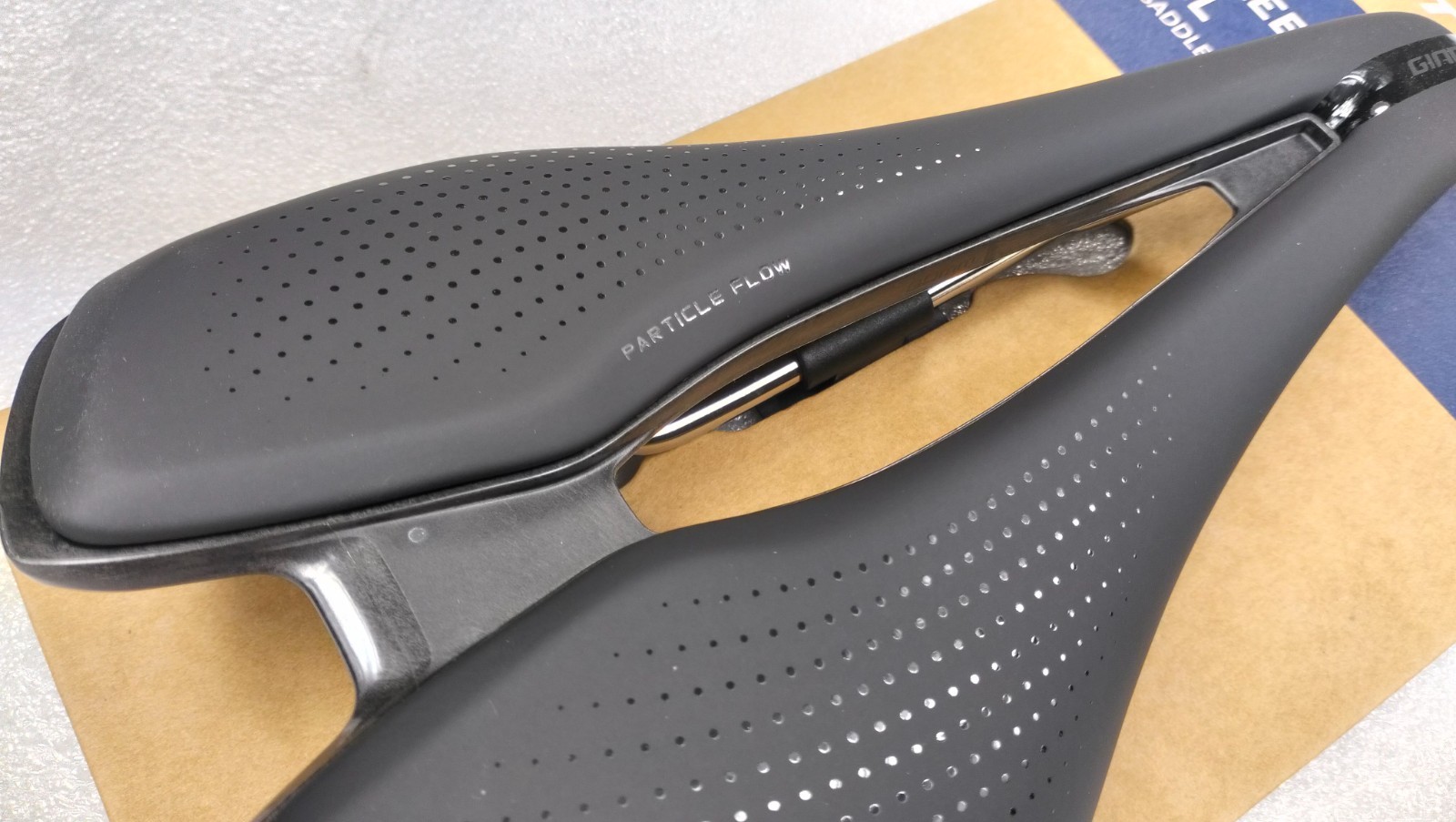 GIANT FLEET SL BLACK SADDLE 248X145MM SHORT NOSE CARBON COMPOSITE WEIGHT 222g