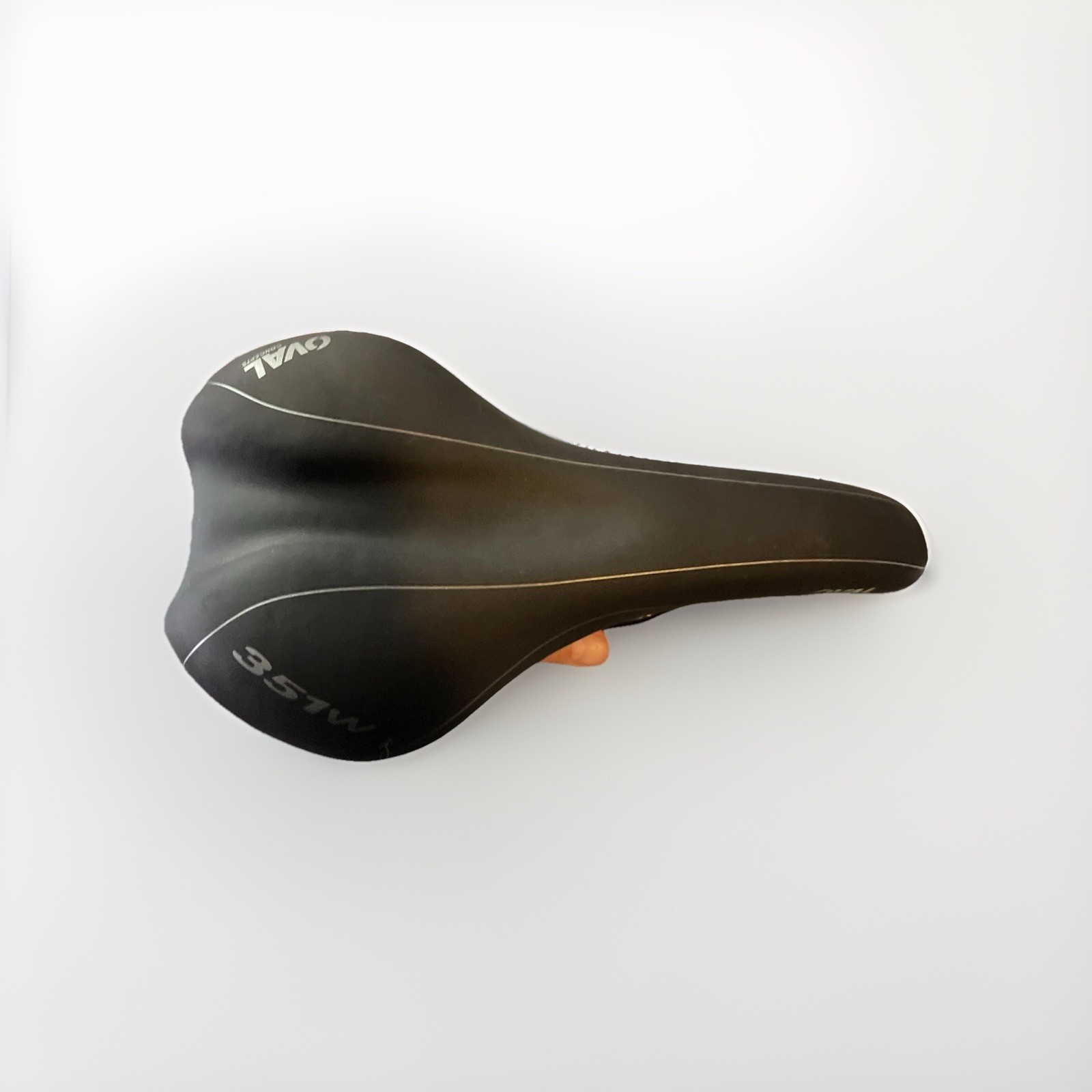 Oval Concepts 100 saddle Blk/Wht 127 x 280 mm – 351w