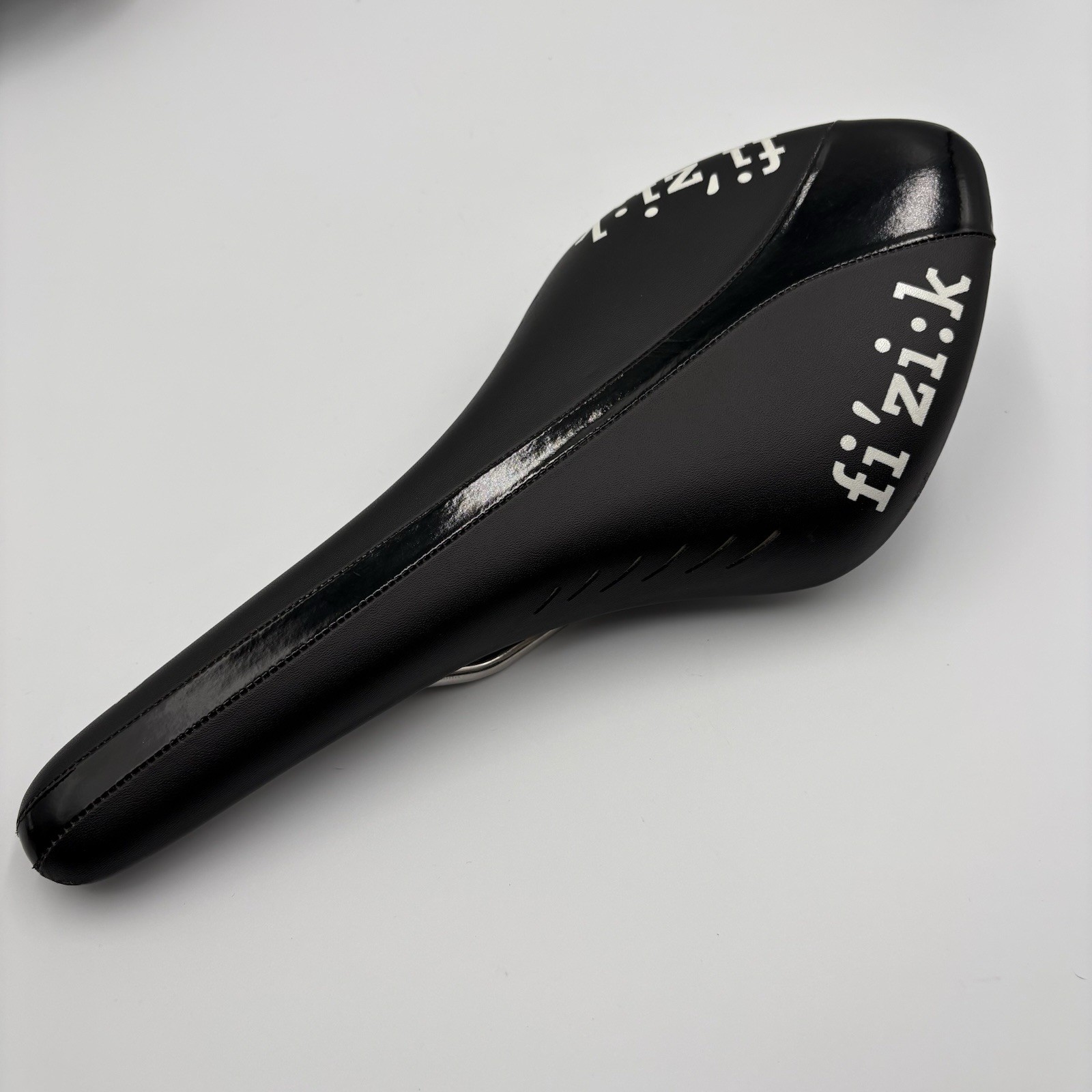 Fizzik Arione Wing Flex Saddle White On Black Titanium 224g K:ium Rails GUC
