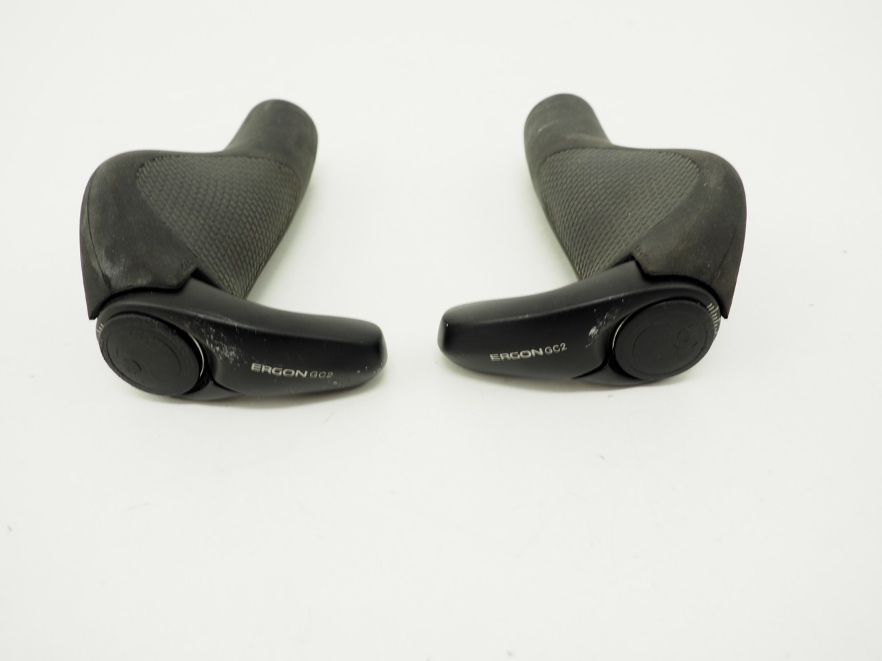 Ergon GC2 Bicycle Grips Lock-On with Bar Plugs Black/Gray – Good Condition