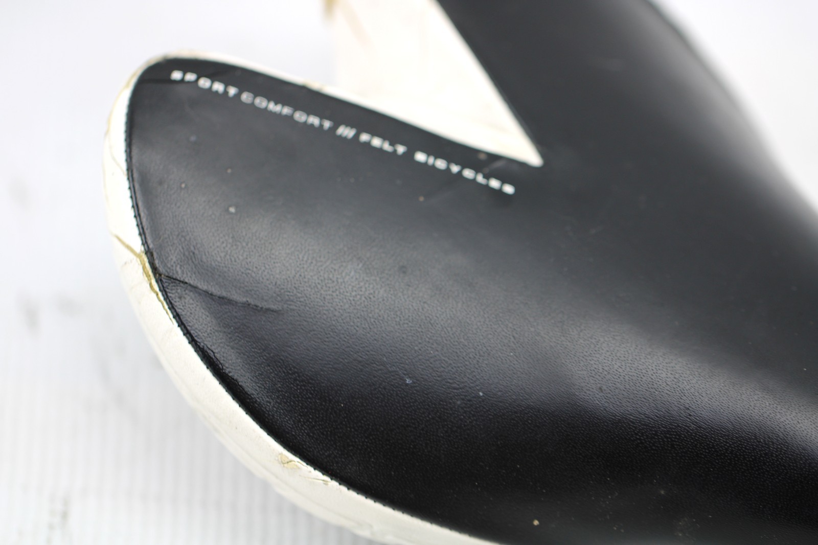 FELT SPORT COMFORT SADDLE Bike Seat 140x279mm 270g Black White