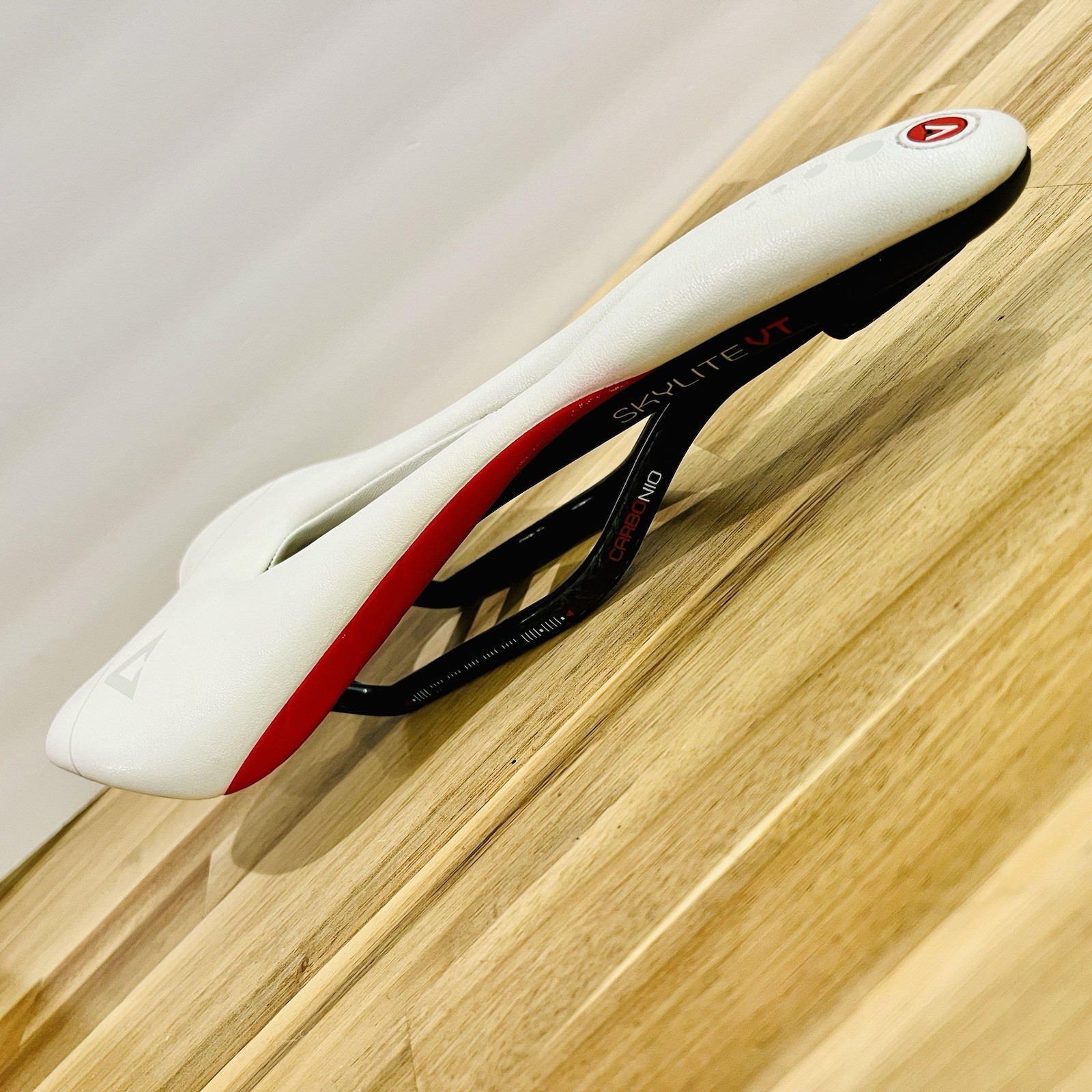 Astute Skylite VT Carbon Rail Saddle – White – Made In Italy – Original Box Used
