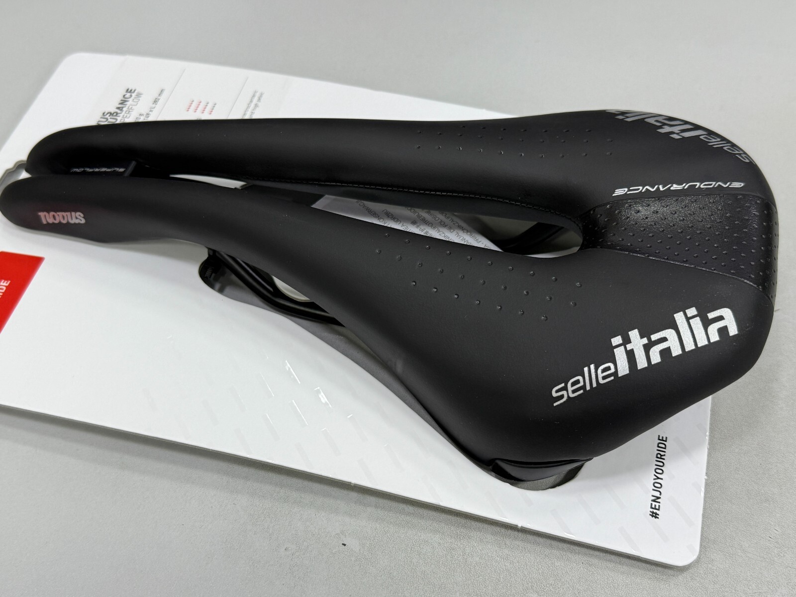 Selle Italia Novus Endurance TM Superflow Manganese Rail Saddle L3 (149x 282mm)