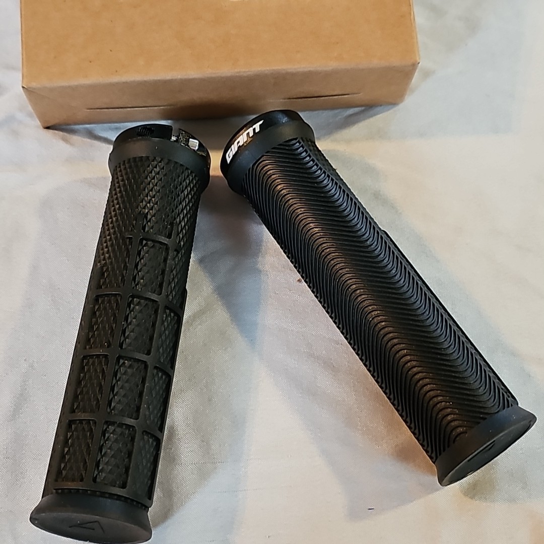 NIB Giant Tactal Pro Single Lock On Grips 132mm Wide on design 35 mm diameter