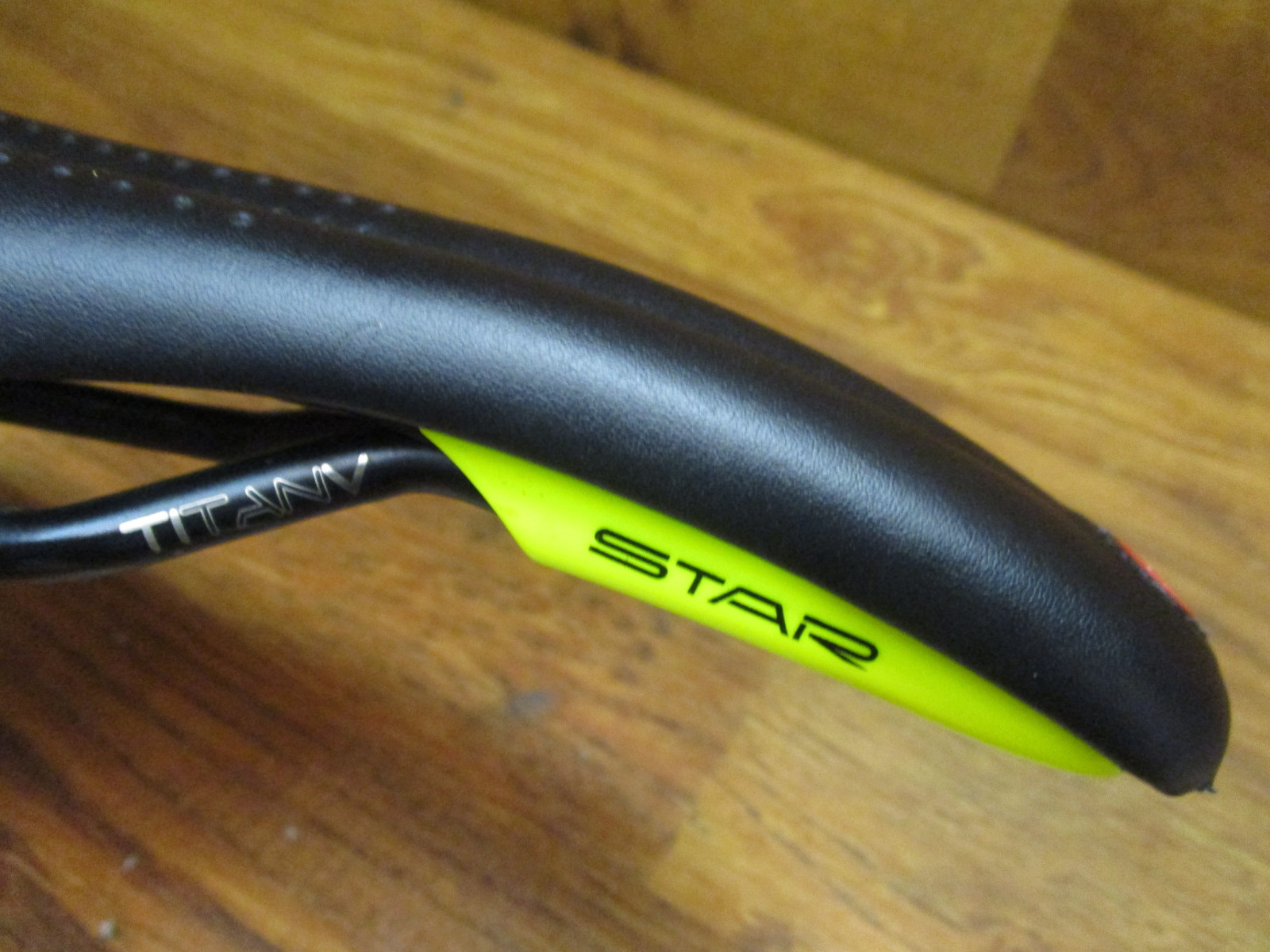 ASTUTE STAR TIANIUM RAILED ROAD RACING SADDLE 130