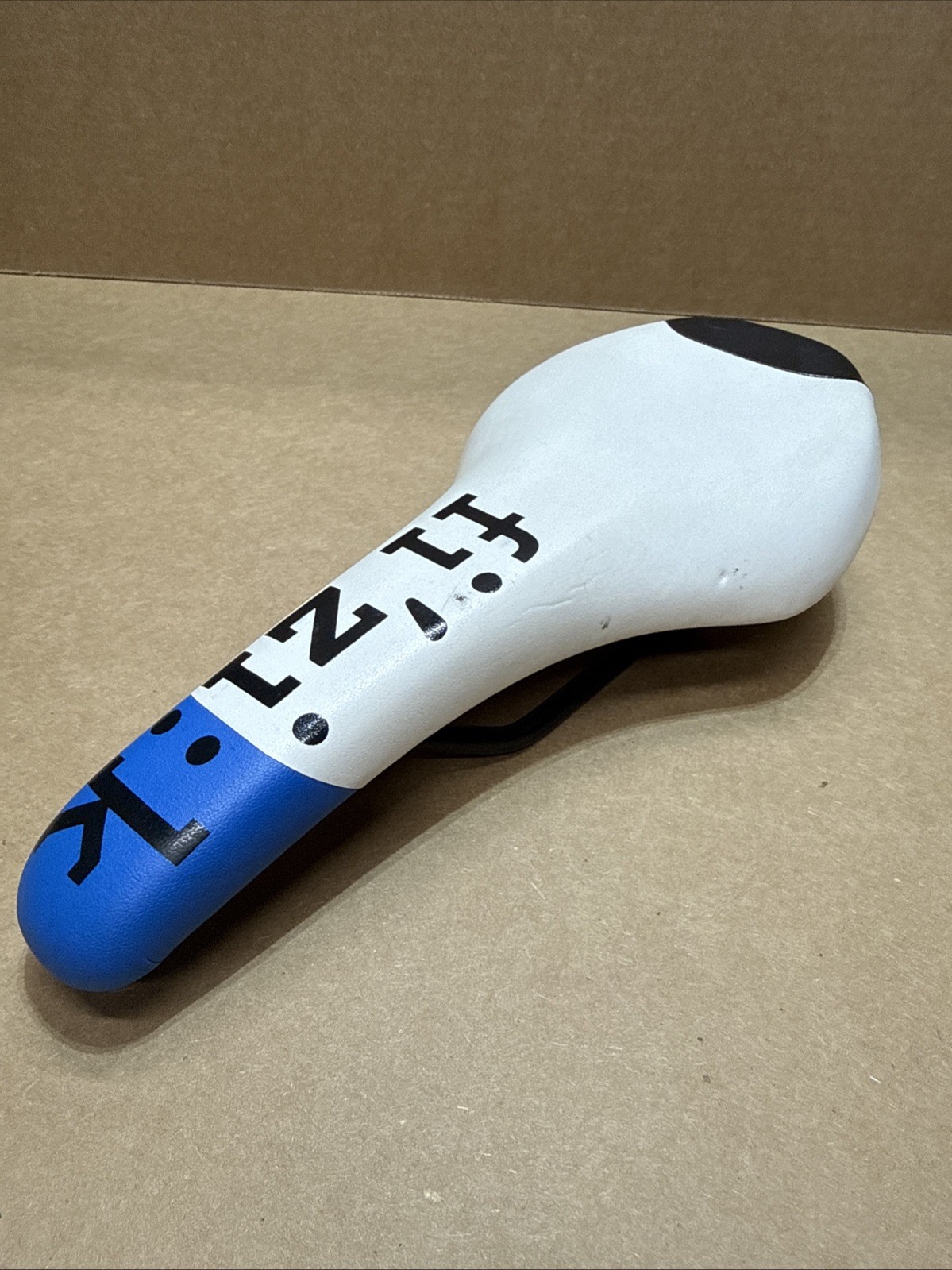 Fizik Tundra 2 Bicycle Saddle Seat with Manganese Rails Blue and White cth54