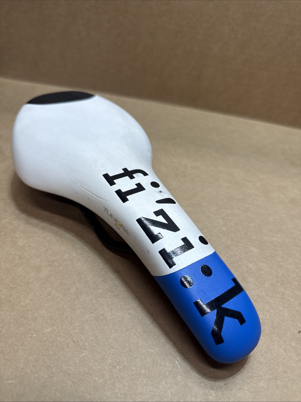 Fizik Tundra 2 Bicycle Saddle Seat with Manganese Rails Blue and White cth54