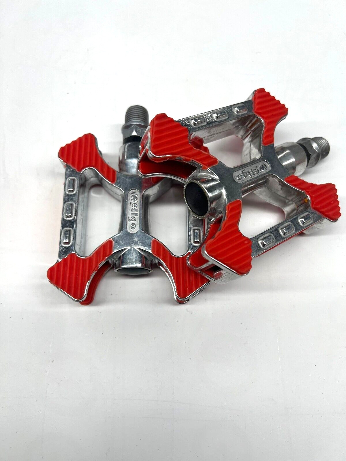Wellgo C122 Bicycle Pedals, Alloy, Overmolded kraton 9/16″