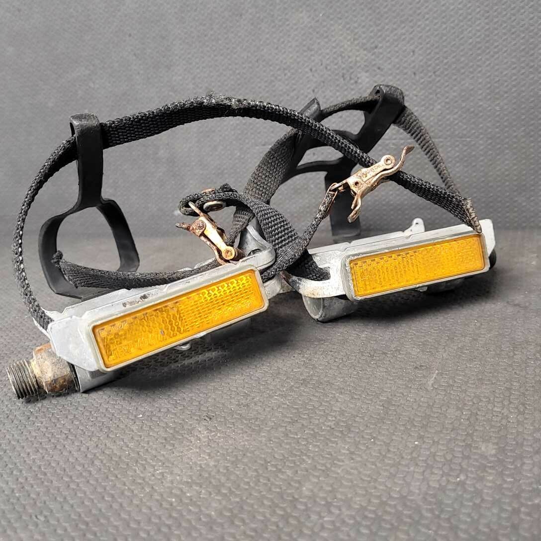 HTI Pedals Alloy A19 Silver 9/16″ Thread w Mismatched Toe Clips Black 70’s Road