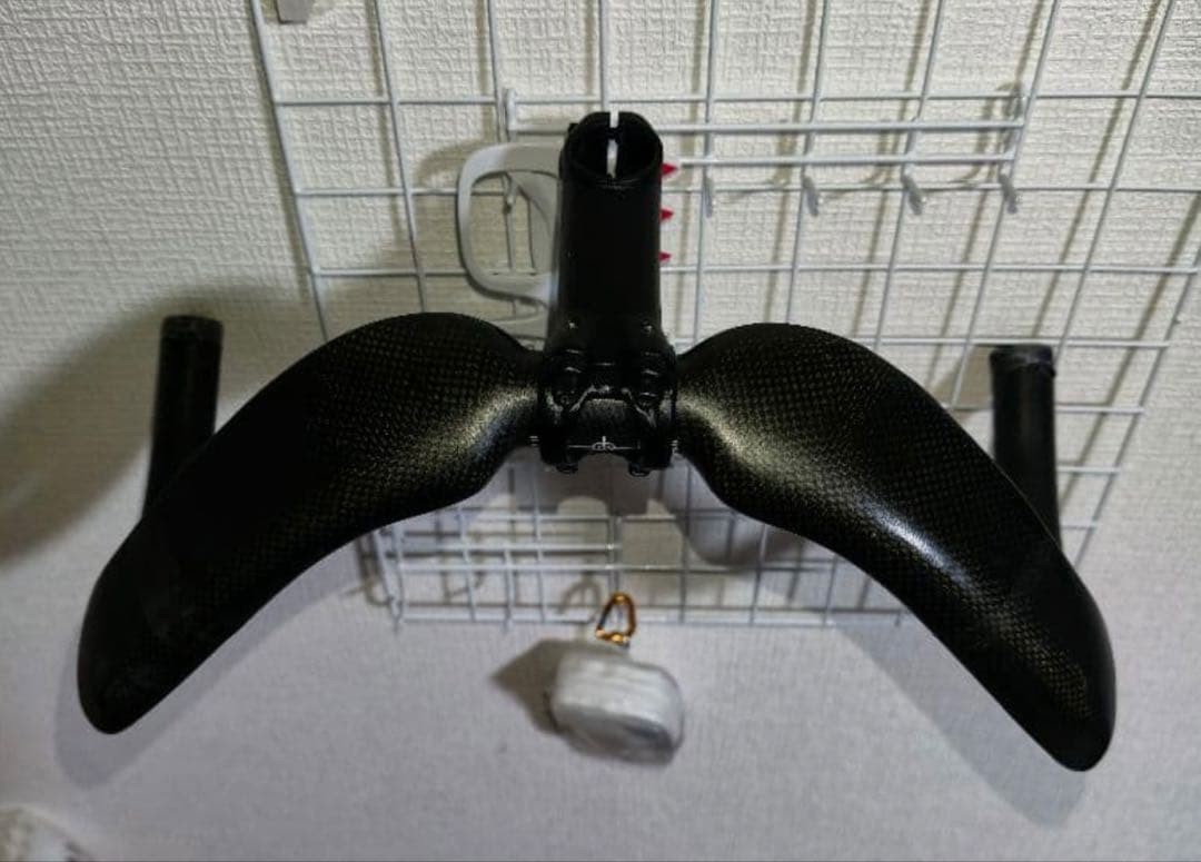 Carbon aero handle (width approx. 400mm), aluminum stem 90mm
