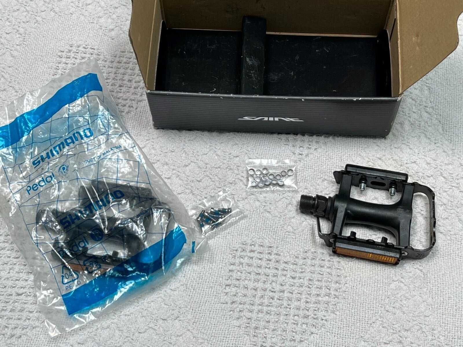 WELLGO MO85 BIKE PEDALS SHIMANO BOX TPP 4035 CATEYE RR-1 REFLECTORS
