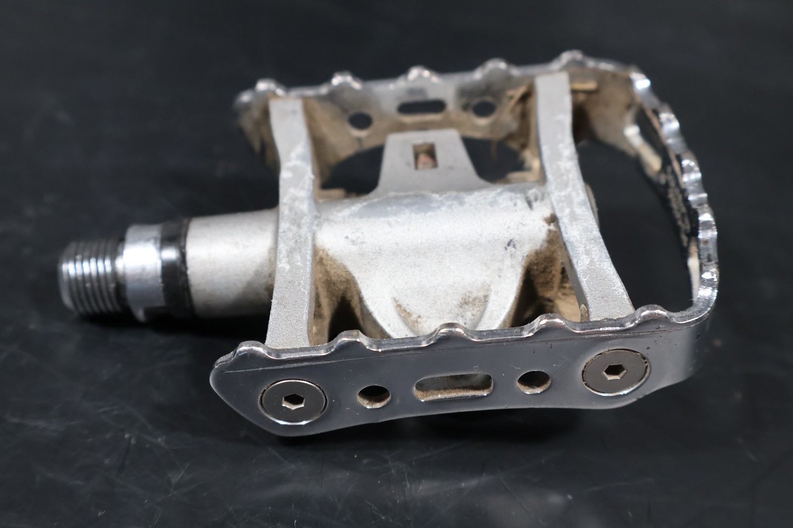 Shimano PD-M324 SPD Dual Sided Clipless Road Bike Pedals 9/16″ Touring Commuter