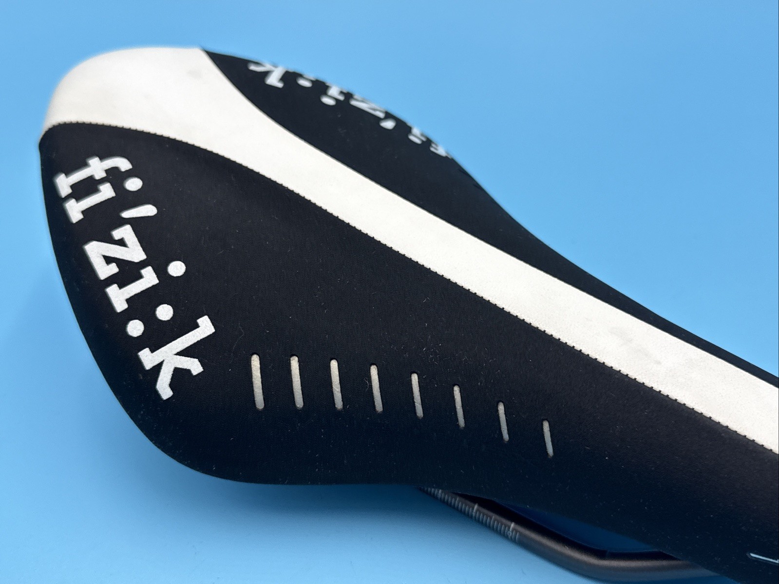 OG fi:zi’k ARIONE 2013 Manganese Rail Black & White Saddle NEW from NEW BIKE!