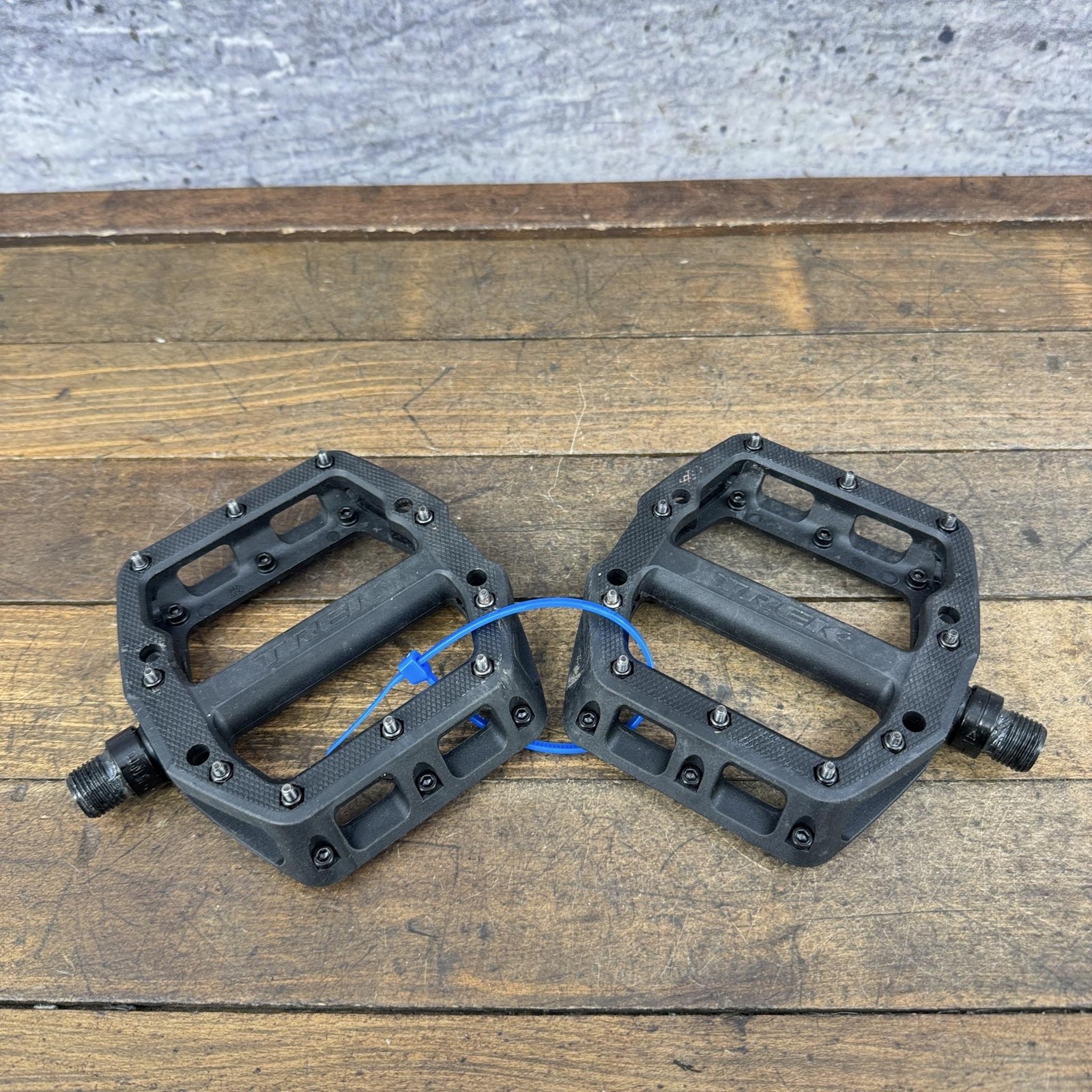 Trek Line Elite Bike Pedals 9/16 Black Pair Pinned MTB Flat Trail DH Platform