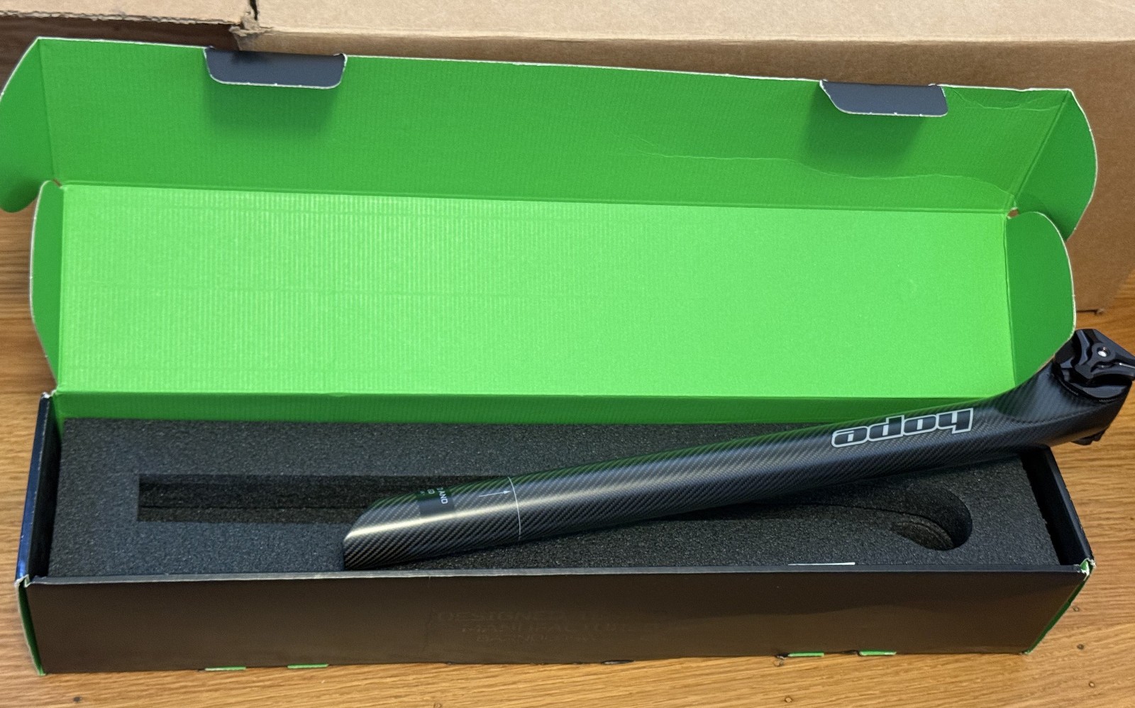 Hope 30.9mm diameter carbon seatpost, 15mm setback