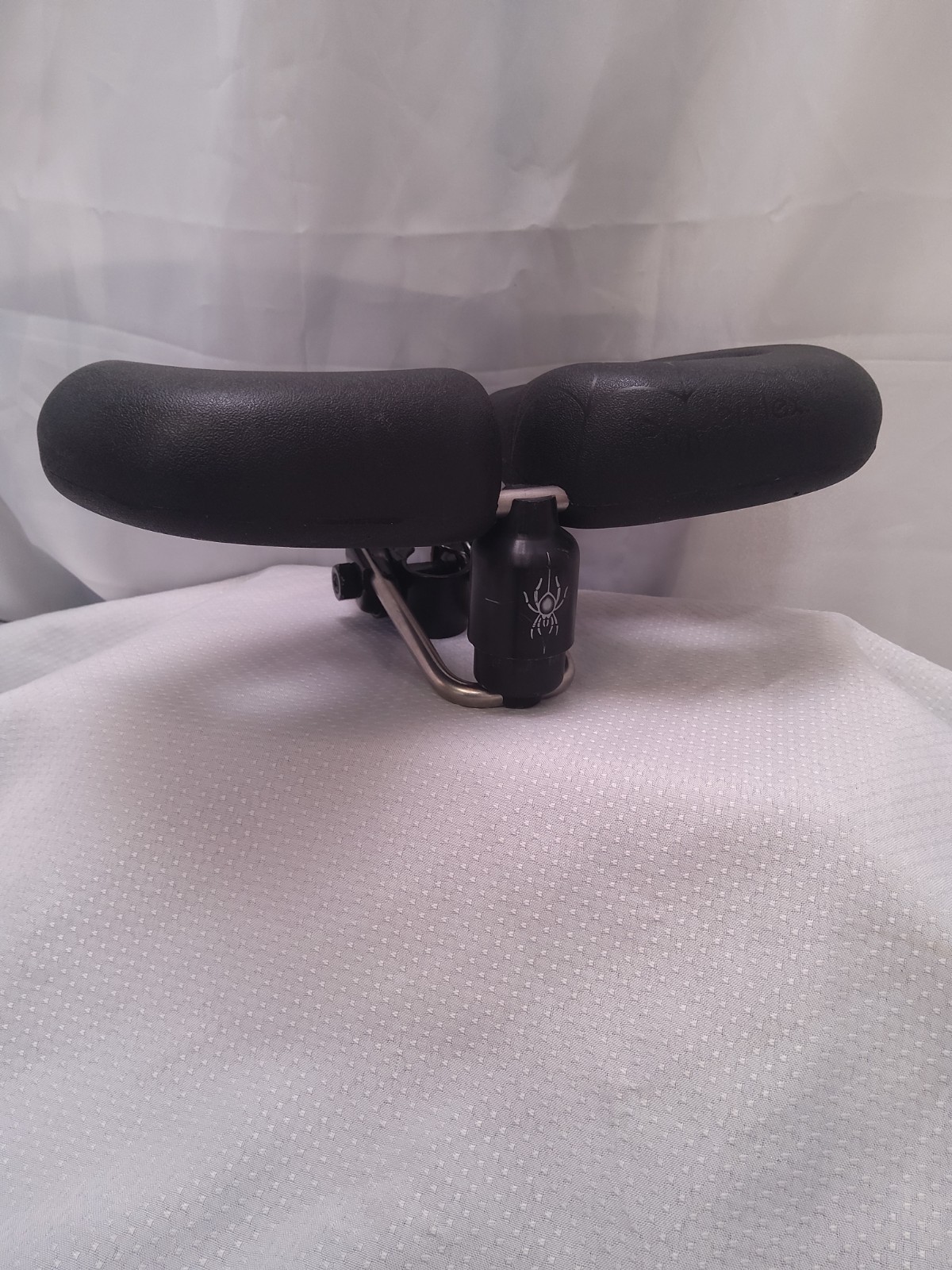 Bicycle Seat, Pain-free riding! Mfg by Spyderflex. Noseless, Hornless Style)