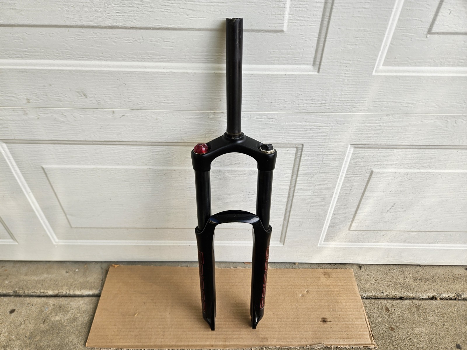26″ Suntour Epicon 1-1/8″ Threadless Air Suspension Fork Magnesium Black