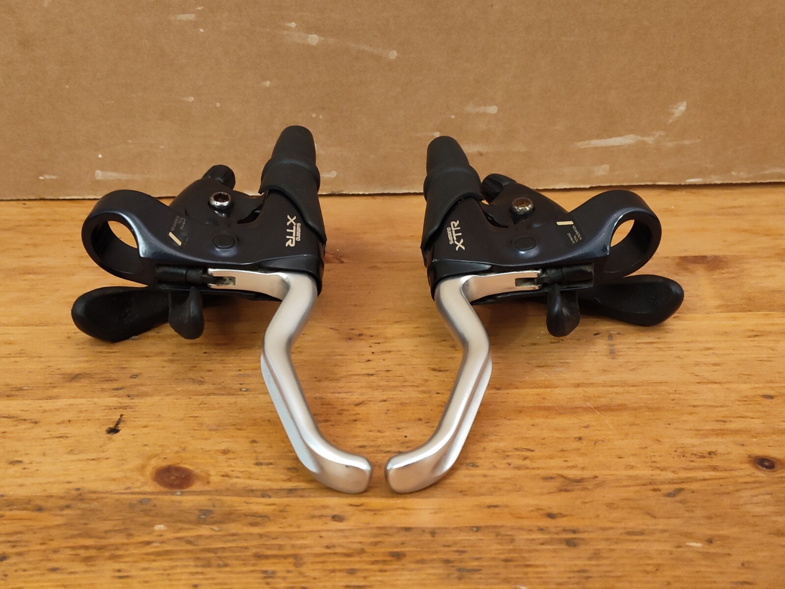 Shimano XTR m900 Shifters 3×8 And Integrated Brake Levers