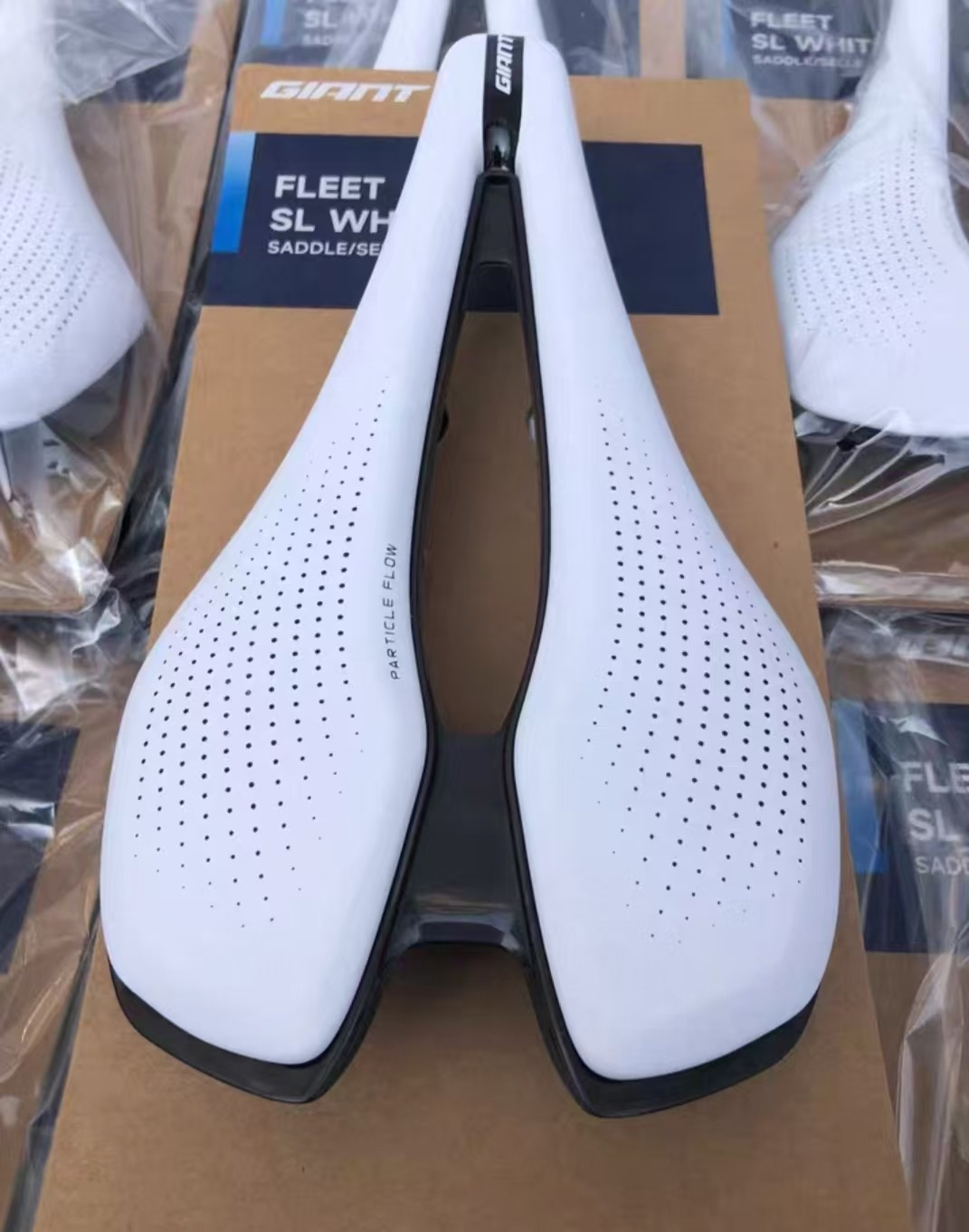 GIANT FLEET SL WHITE SADDLE 248X145MM SHORT NOSE CARBON COMPOSITE WEIGHT 222g