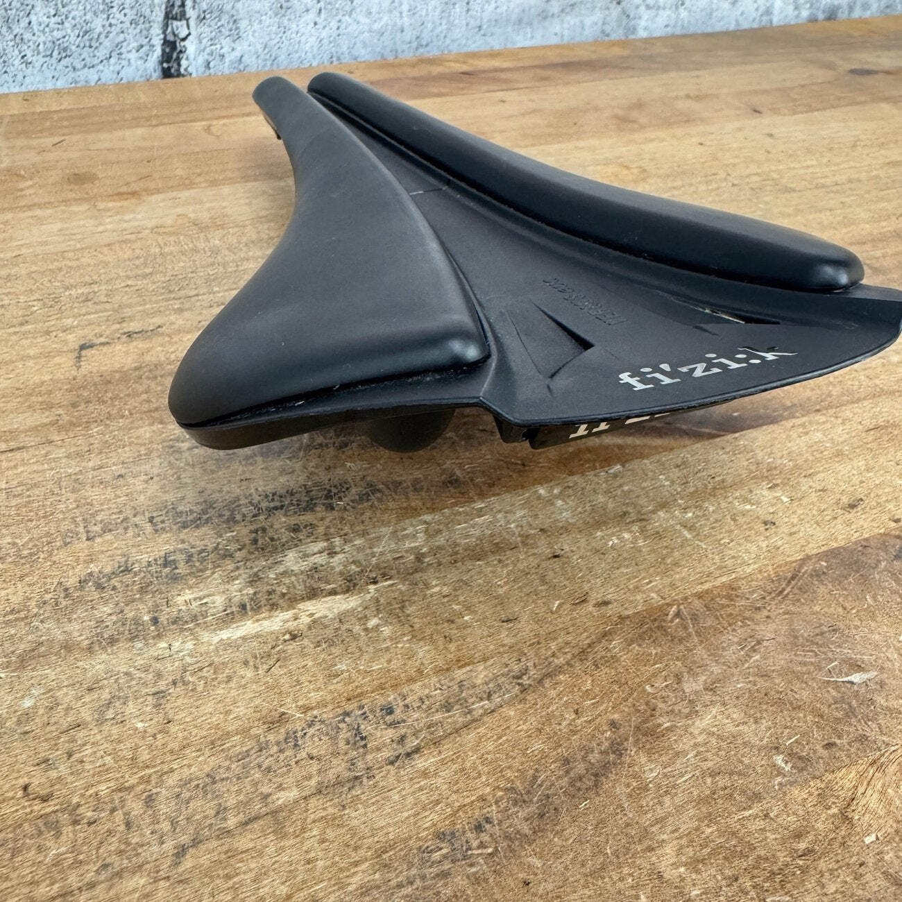 Low Mile! Fizik Antares R1 7x10mm Oval Carbon Rails 139mm Bike Saddle 172g