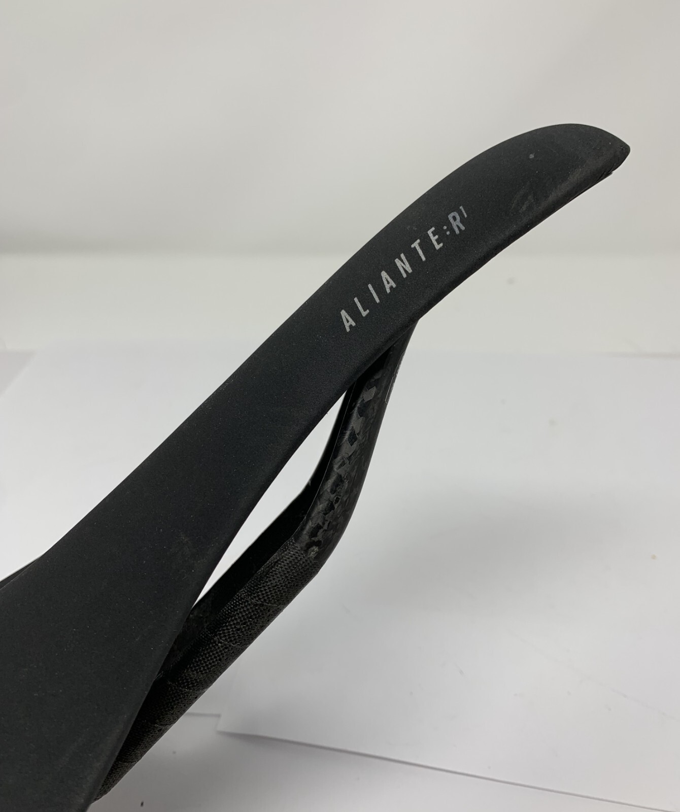 Fizik Aliante R1 Open Size Large Carbon Braided Saddle