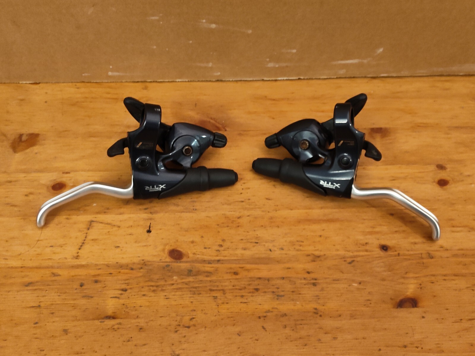 Shimano XTR m900 Shifters 3×8 And Integrated Brake Levers