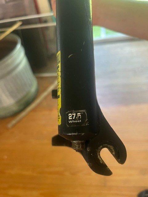 SR Suntour XCE 27.5″ QR Disc Suspension Fork 100mm travel, 1-1/8″ Steerer Tube