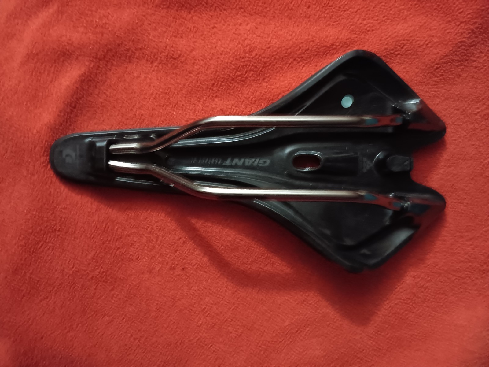 Giant GNT-661 Black Cutaway Bicycle Saddle Seat w/ Metal Rails 7x7mm