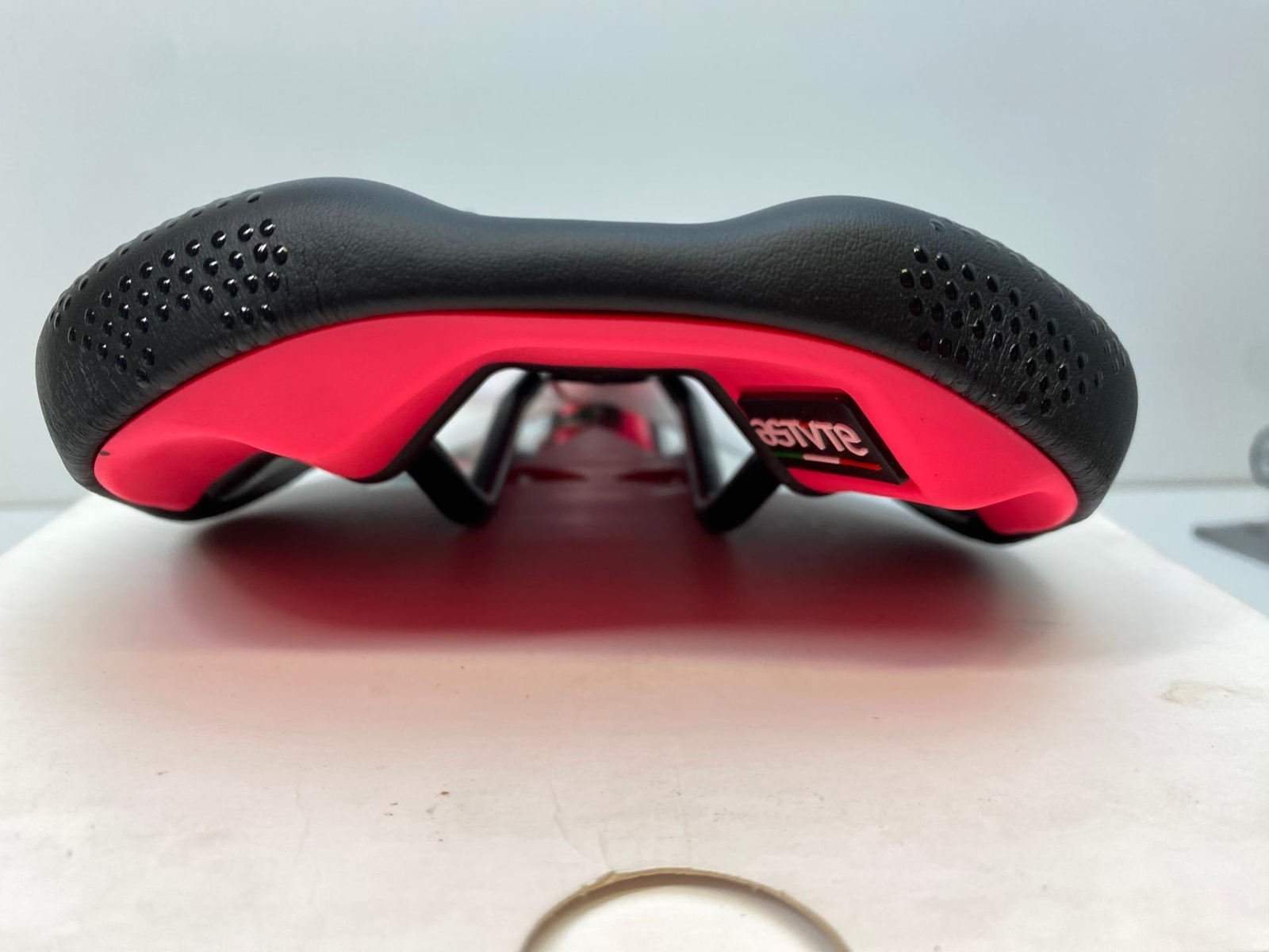NEW Astute MISS LINE Women’s bicycle seat SADDLE 145mm Black/Pink Titan V rails