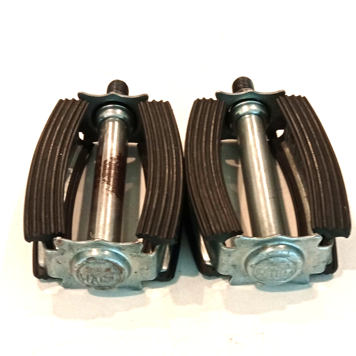 Wald 3 Hole Bow Pedals 1/2 in Axle Rubber/Steel Silver/Black Nice!