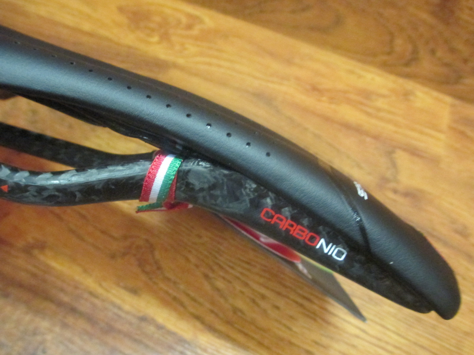 ASTUTE STAR LITE CARBON RAILED ROAD RACING SADDLE 135 X 270 ROUND