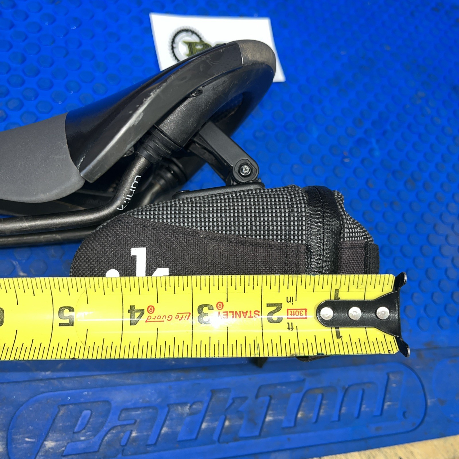 Fizik Aliante R3 Men’s Saddle – Black Carbon With Integrated Seat Bag