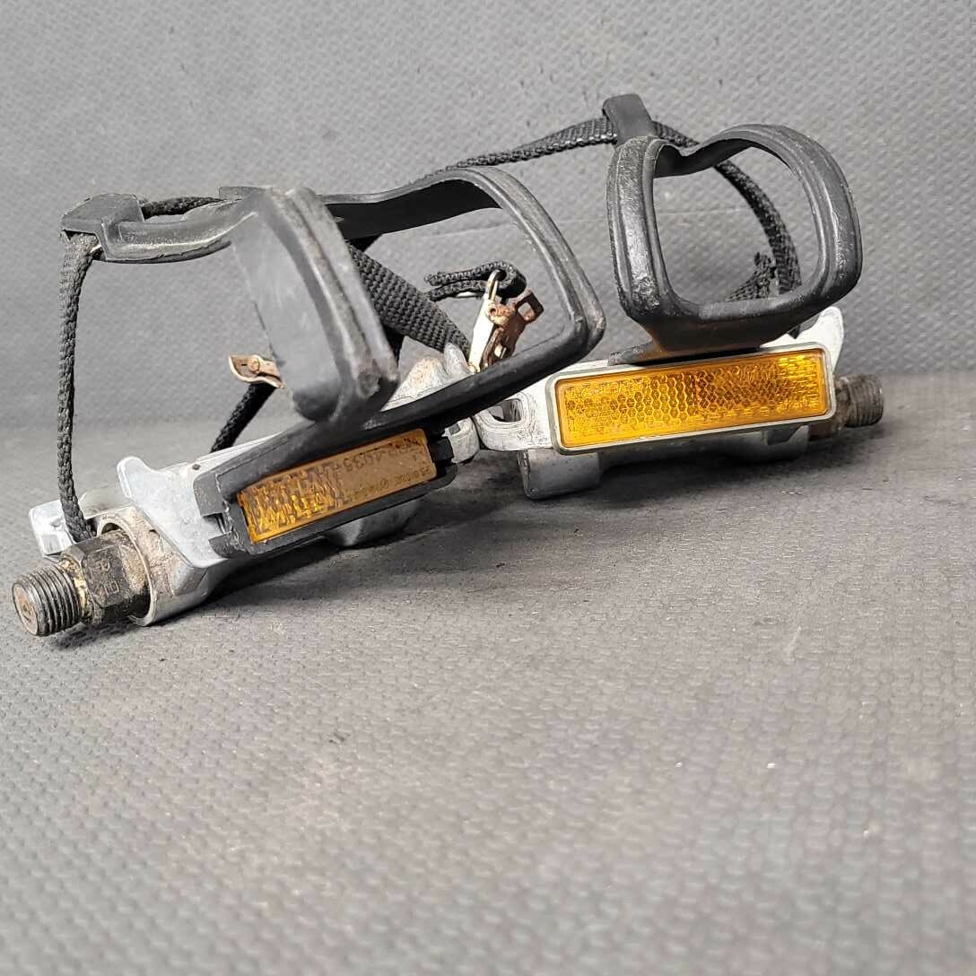 HTI Pedals Alloy A19 Silver 9/16″ Thread w Mismatched Toe Clips Black 70’s Road