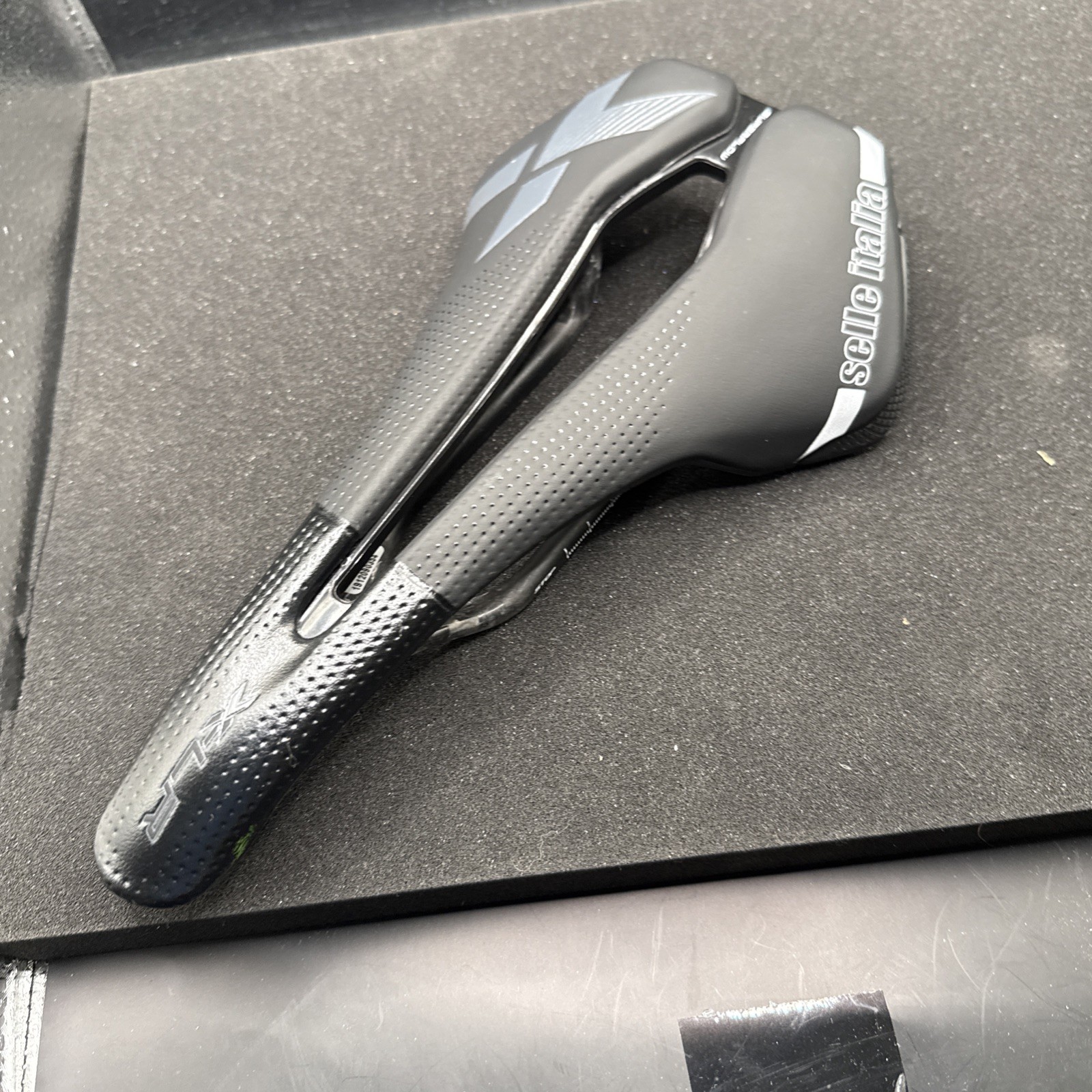 Selle Italia Superflow X-lr Carbon Railed Cycling Saddle Seat (9450-27)