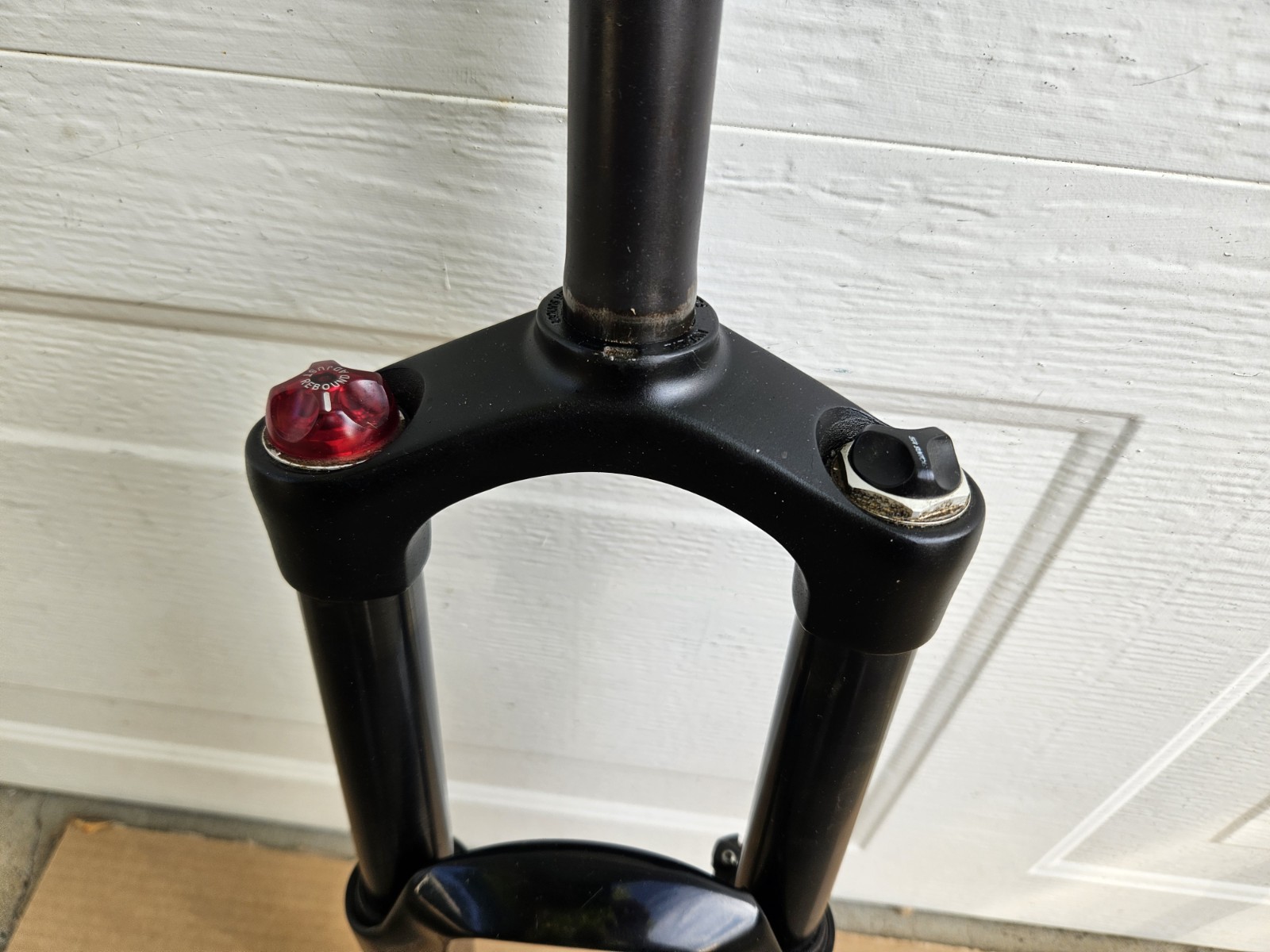 26″ Suntour Epicon 1-1/8″ Threadless Air Suspension Fork Magnesium Black