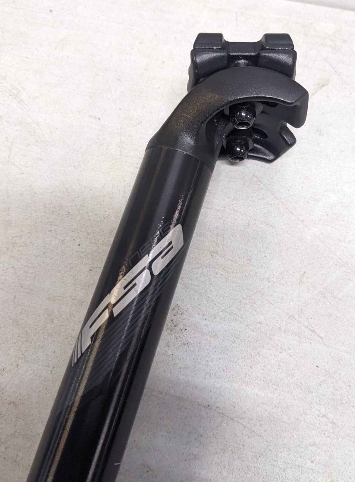 FSA Energy Seatpost – 27.2mm x 350mm – Black w/Gray Graphics